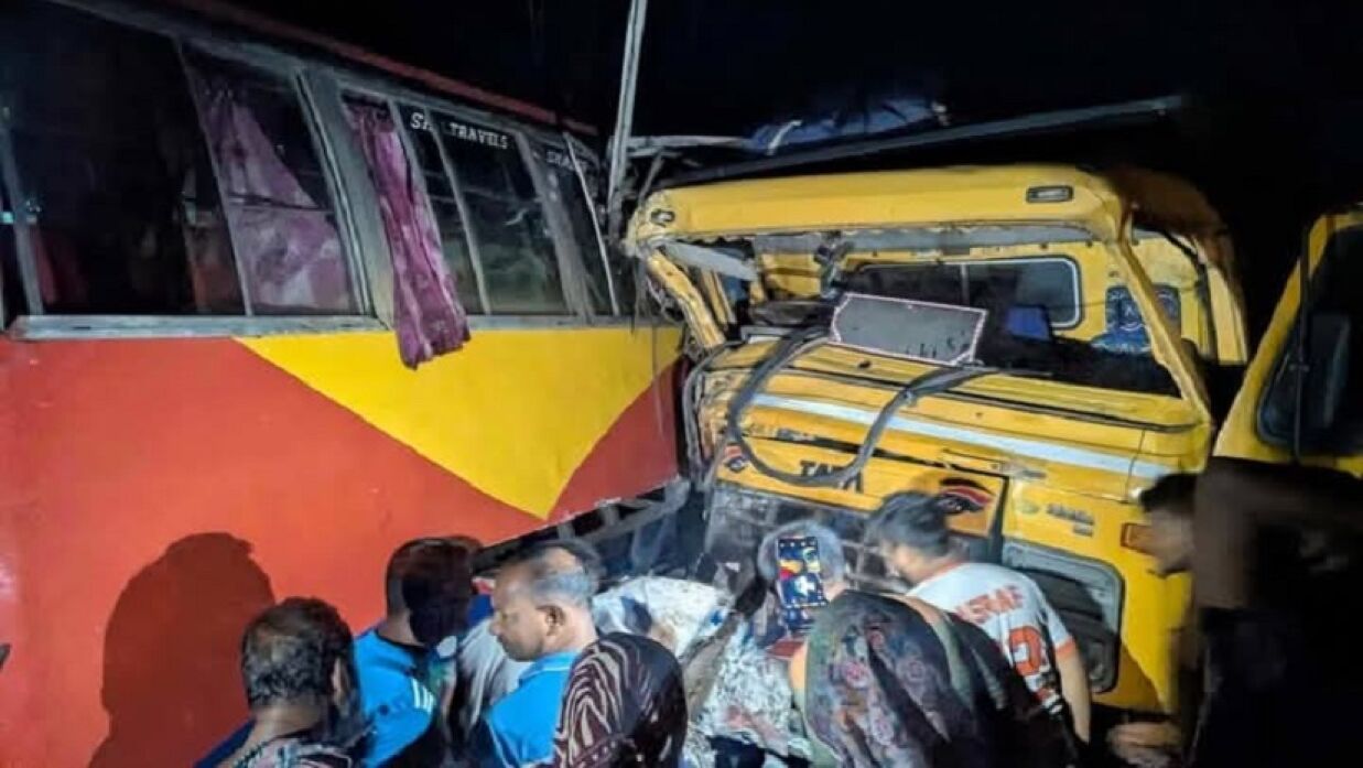 ট্রাক ও দুটি বাসের সংঘর্ষে রাজশাহীতে দু’জন নিহত
